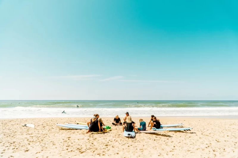 Entspanntes Familiensurfcamp zwischen Wäldern und Dünen in Frankreich