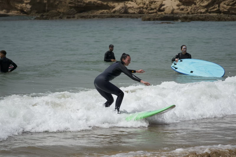 Wellen, Sonne & gute Vibes – dein Surfurlaub am Meer