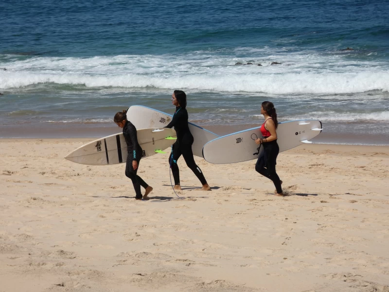 Raus aus der Tür, rein ins Meer – dein Surfurlaub am Atlantik