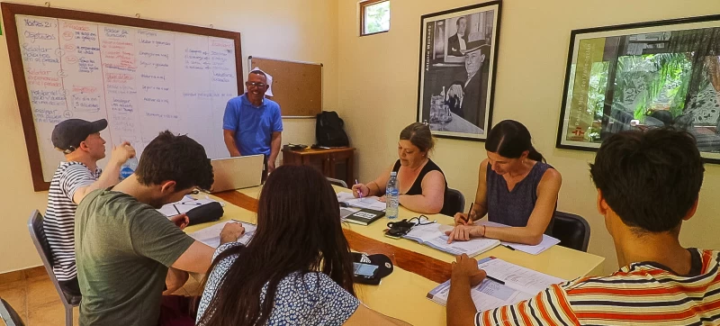 Surfen und Spanisch lernen im lebhaften Tamarindo