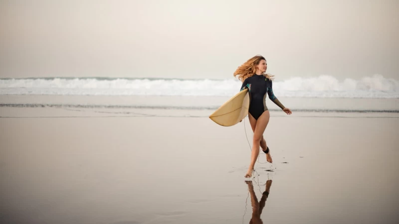 Surfen und Yoga an der portugiesischen Küste vor Lissabon