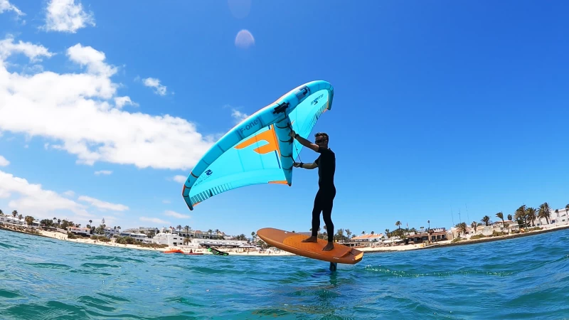 Surfen, Sonne, Spaß: Wingfoiling auf Fuerteventura