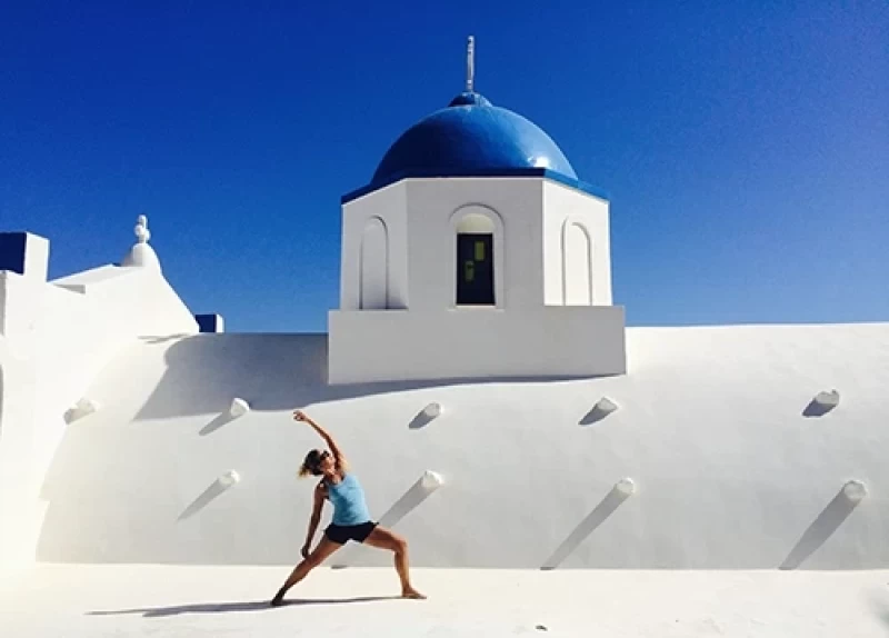 Sonnengrüße auf Santorini: Yoga mit Blick auf die Ägäis