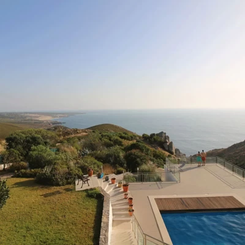 Yoga mit atemberaubender Aussicht auf die Küste Portugals