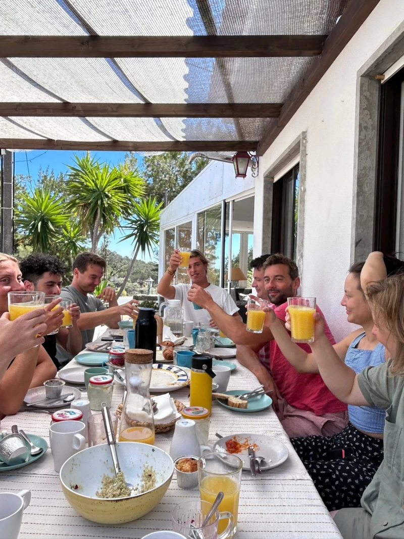 Die perfekte Balance: Surfen und Yoga im Naturpark nahe Cascais