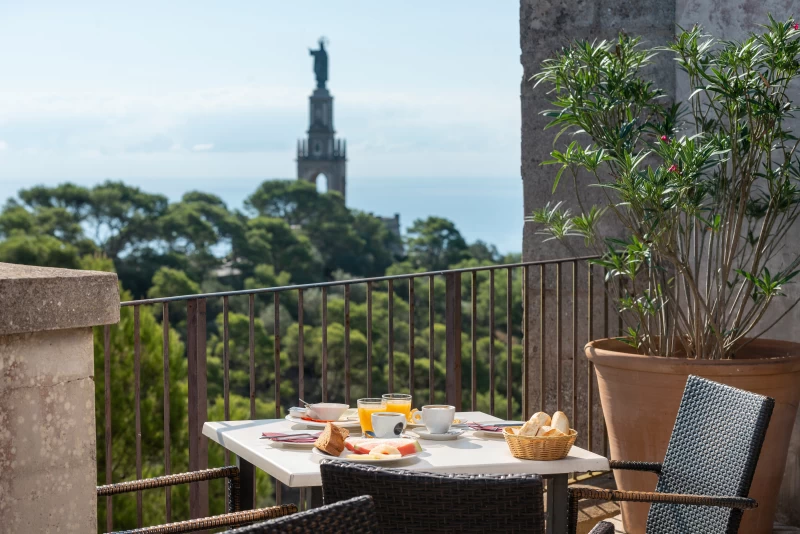 Yoga und Meditation in einem alten Kloster auf Mallorca