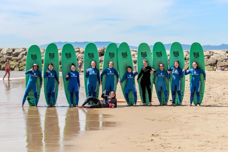 Surfcamp am Strand von Lissabon: Gemeinschaft, Leidenschaft & Spaß