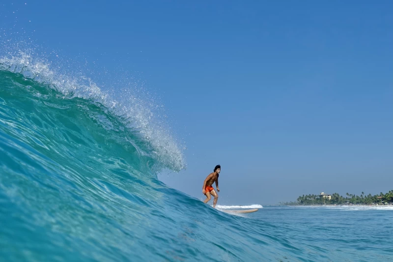 Surfen im tropischen Paradies: Beste Wellen und exotische Strände