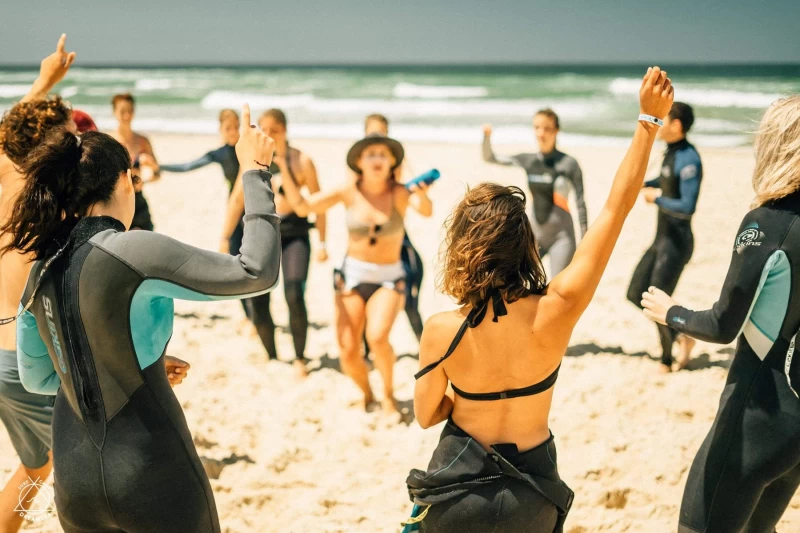Surfcamp am ewigen Sandstrand: Zelten, Spaß & Wellen für Schulklassen