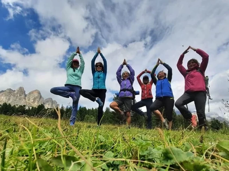 Achtsamkeit trifft Alpenkraft: Yoga und Wandern in den Dolomiten