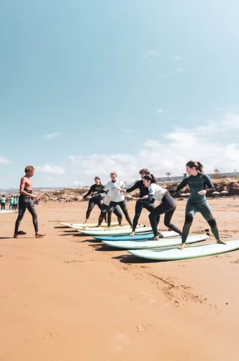 Salzluft & Sonnengrüße: Surf- und Yoga-Camp in Tamraght