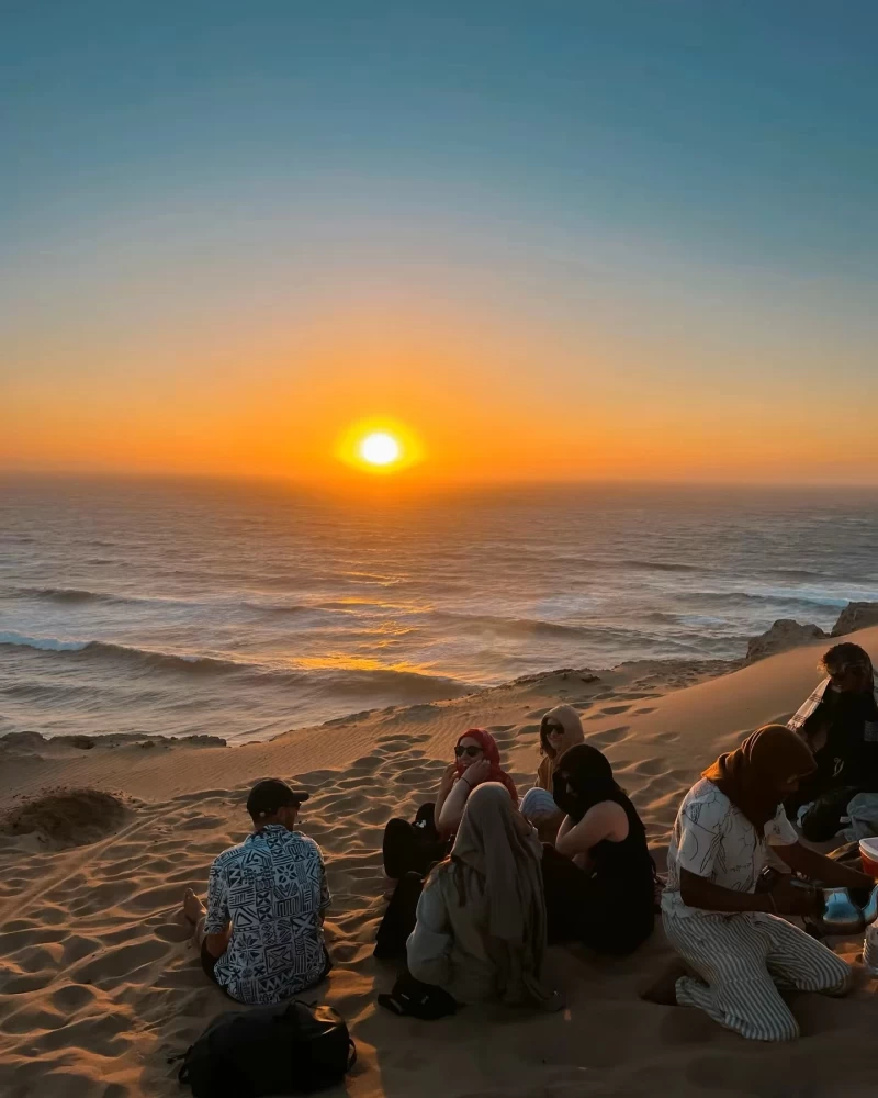 Surfen & Yoga in Tamraght: Action in den Wellen, Balance auf der Matte