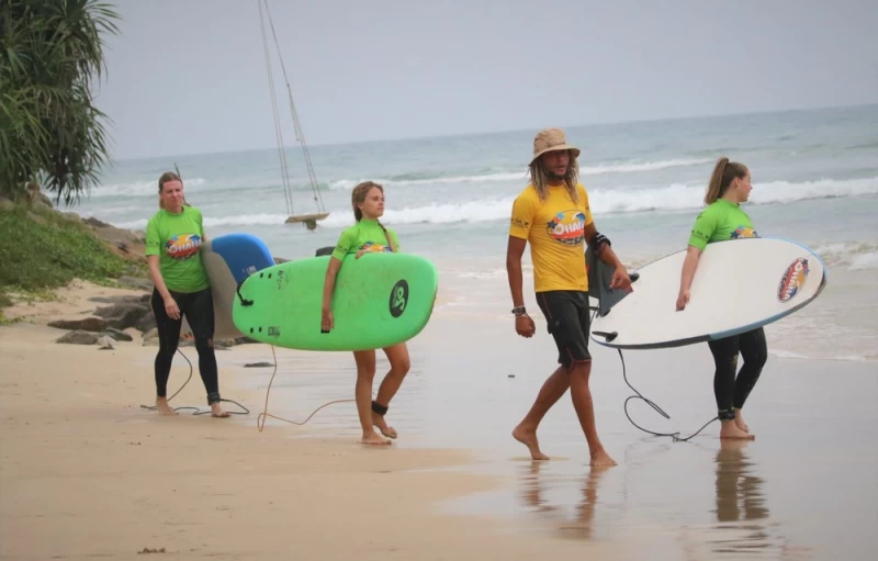 Surfen im tropischen Paradies: Beste Wellen und exotische Strände
