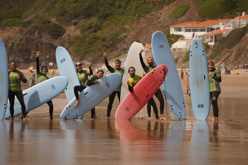 Surfcamp an der Algarve: Entspannte Atmosphäre &  jede Menge Spaß