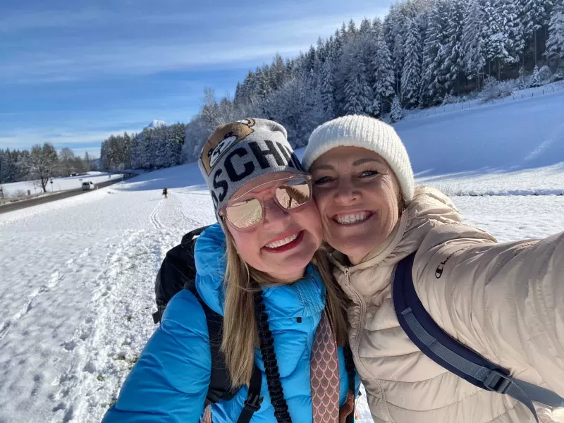 Yogilates und Schneeschuhwandern im Winterparadies Chiemgau