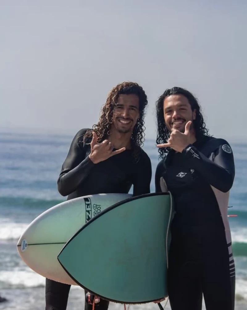 Surf, Sun & Good Vibes: Entdecke die Freude am Surfen und Yoga