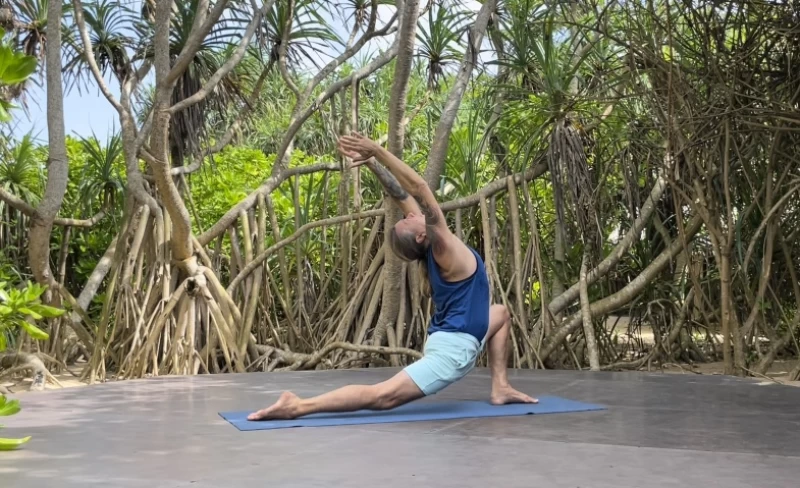Finde deine Mitte: Yoga, Meditation und Natur am Strand