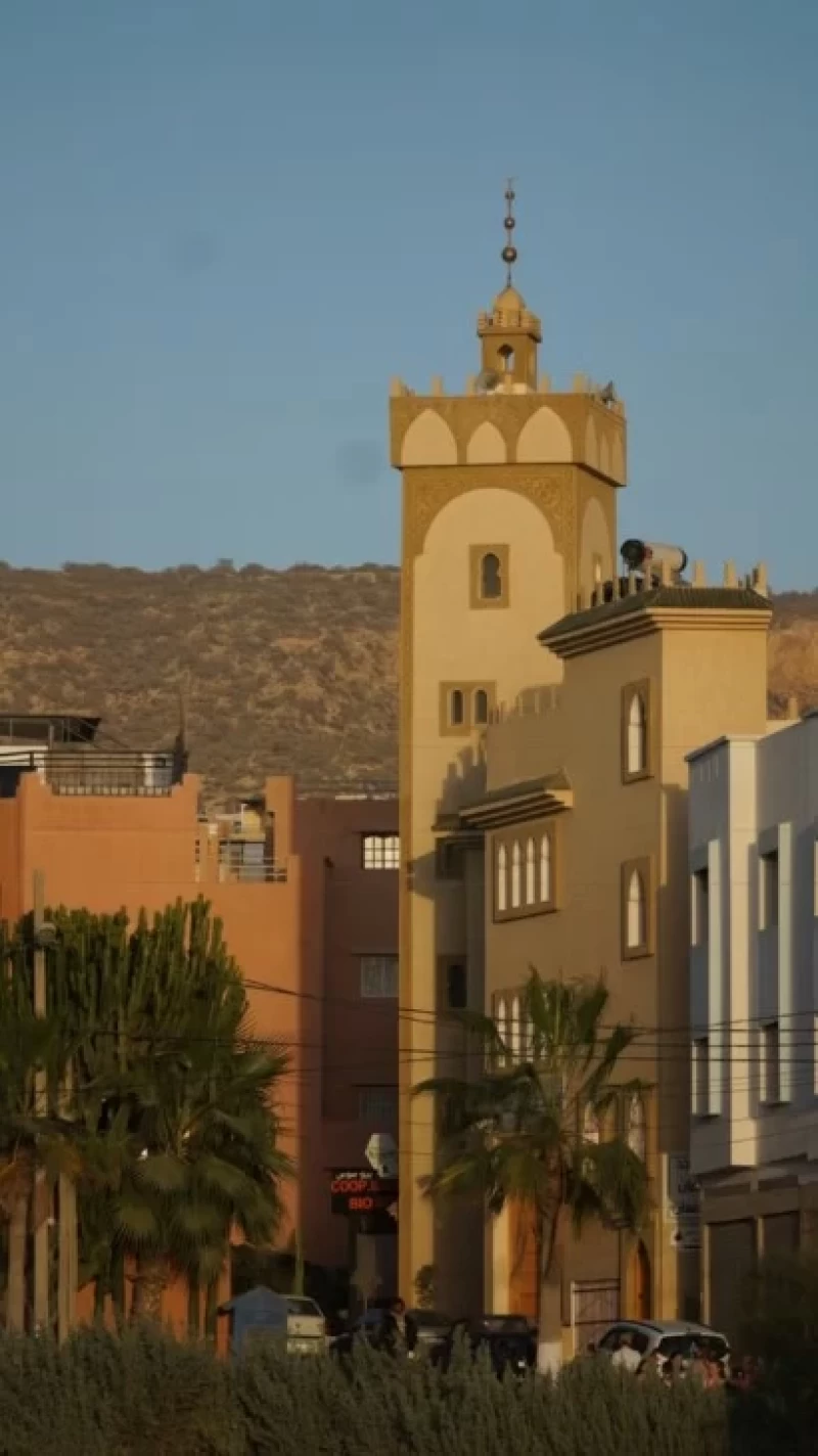 Surfen, Yoga und Küstenabenteuer am Atlantik