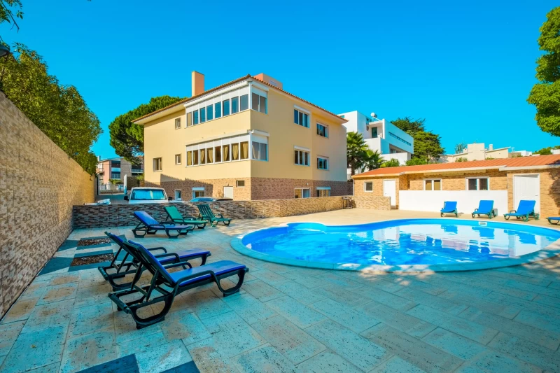 Surfcamp am Strand vor Lissabon: Surfen, Feiern & Gemeinschaft