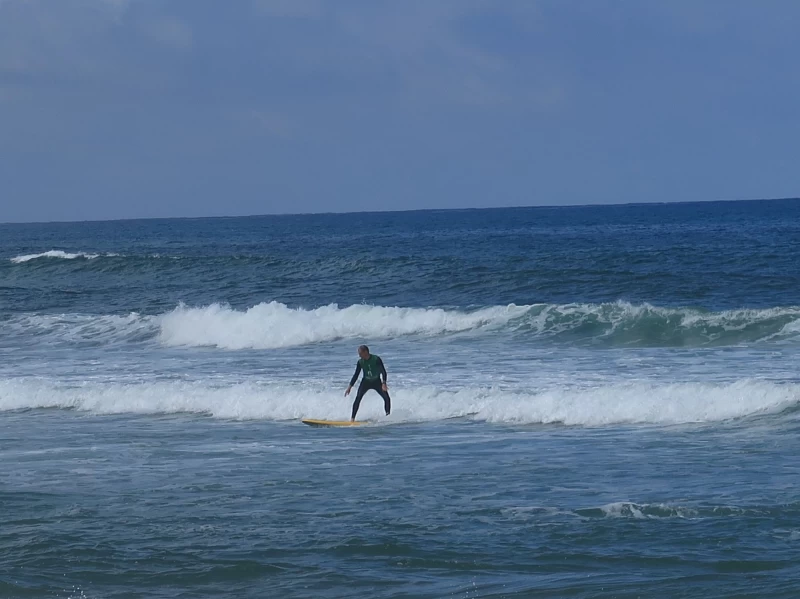 Surfen an den besten Beachbreaks Europas im Einklang mit der Natur