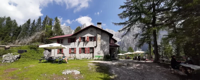 Faszination Dolomiten: Zu Fuß vom Pragser Wildsee nach Trentino