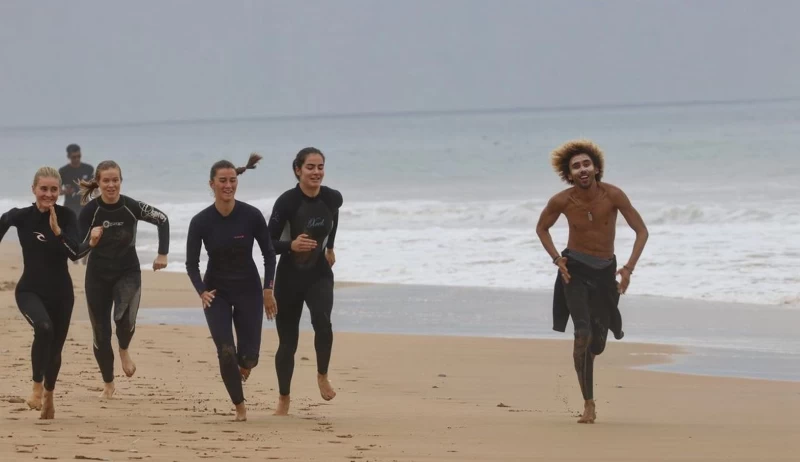 Beginner-Surfcamp im Surfhostel mit Blick auf den Ozean