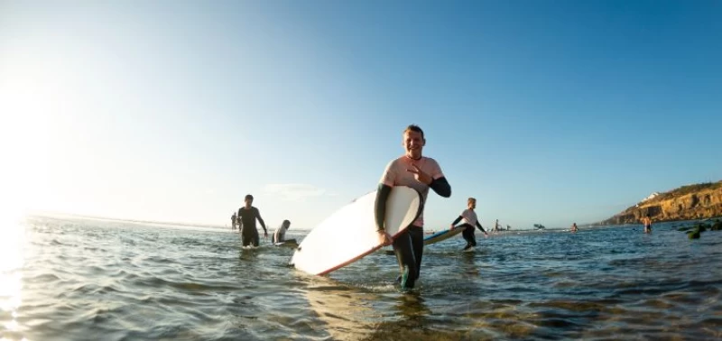Surfen und Aerial Yoga im lebendigen Ericeira