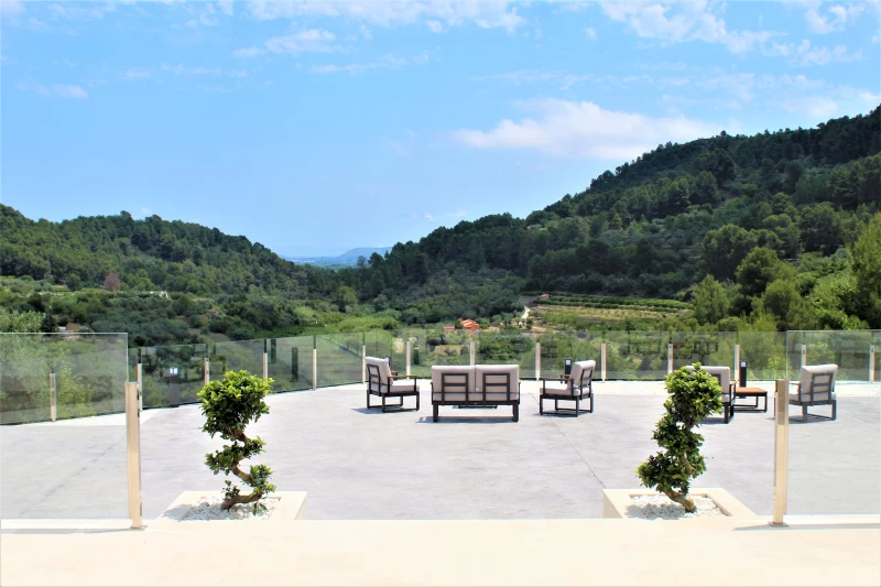 Yoga- und Meditations-Retreat mit Blick auf die valencianischen Berge