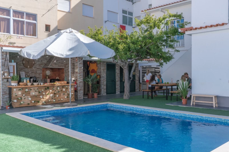 Surfhaus mit Pool am Strand vor Lissabon für Gruppen bis 34 Personen