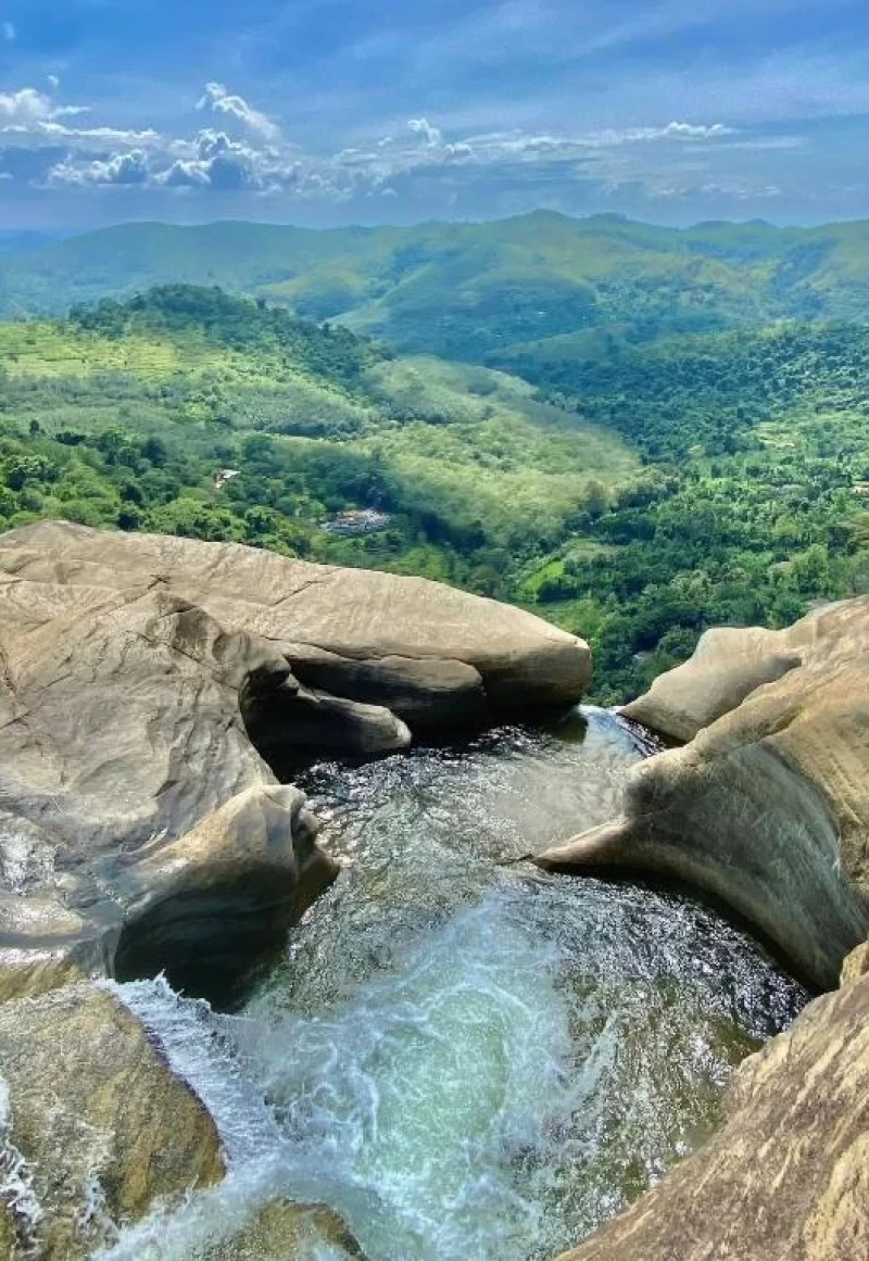 Gemeinsam entspannen zwischen Wasserfällen, Yoga und Kultur