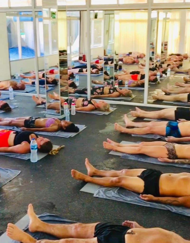 Hitze und Harmonie: Dein Hot Yoga Escape auf Phuket