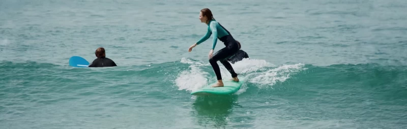 Wellen, Sonne & gute Vibes – dein Surfurlaub am Meer