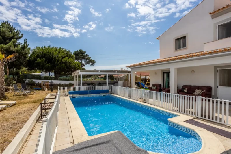 Surf- und Yoga-Urlaub an Portugals wunderschöner Algarve-Küste