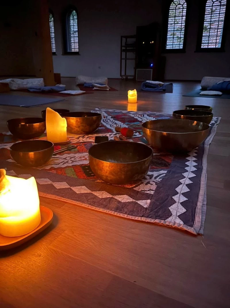 Lächeln des Glücks – Deine Auszeit mit Yoga und Klang