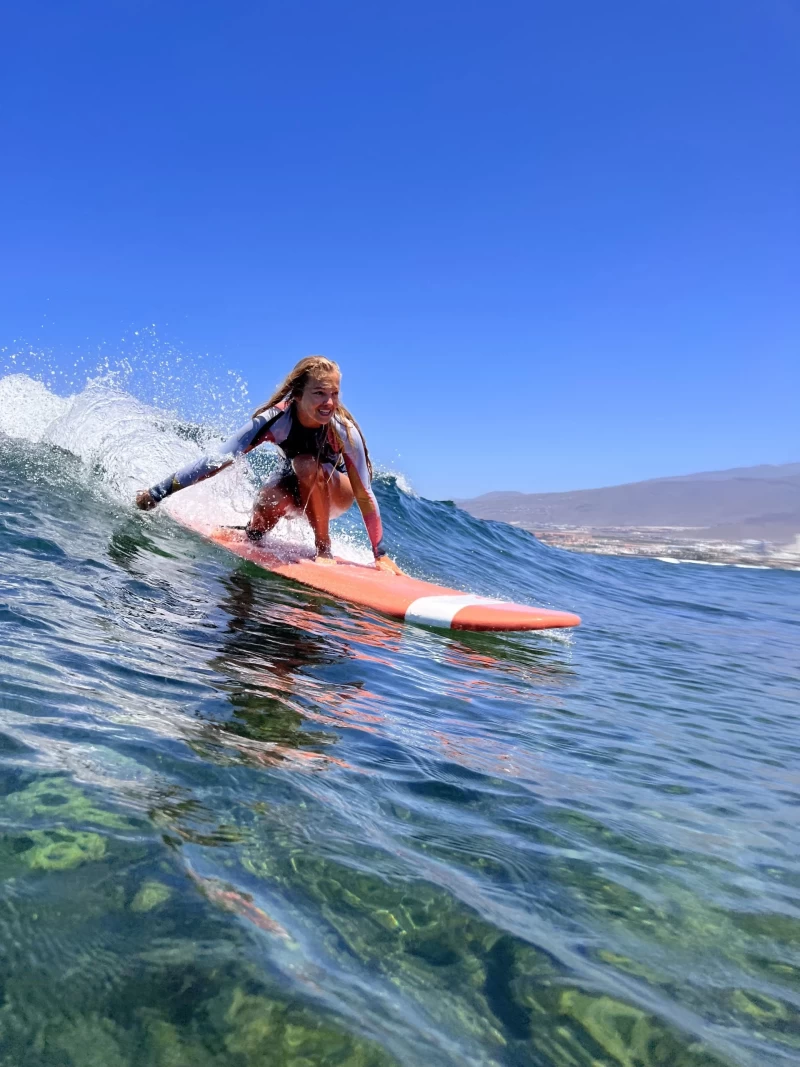 Atlantikwellen und Yogaflow: Surfen & Yoga im Insel Süden