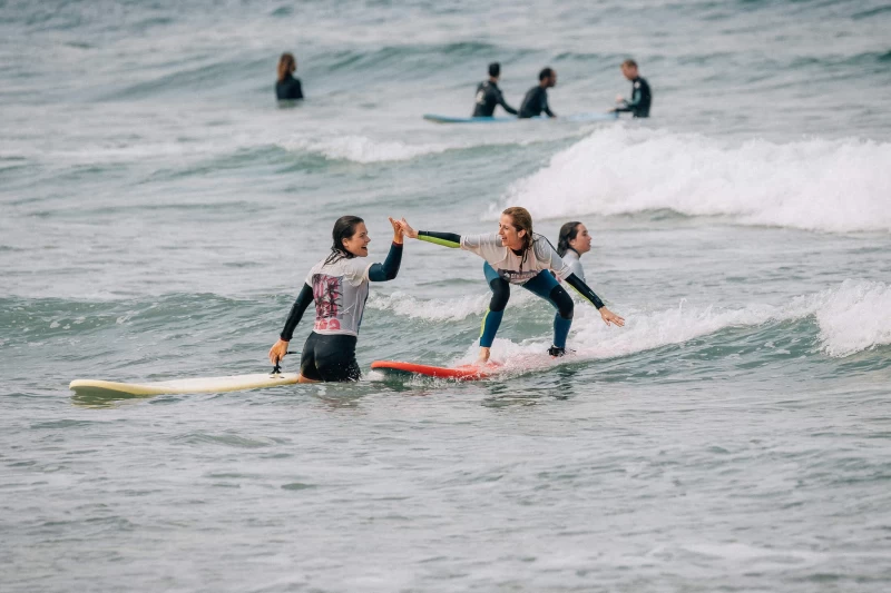 Surfcamp am ewigen Sandstrand: Zelten, Spaß & Wellen für Schulklassen