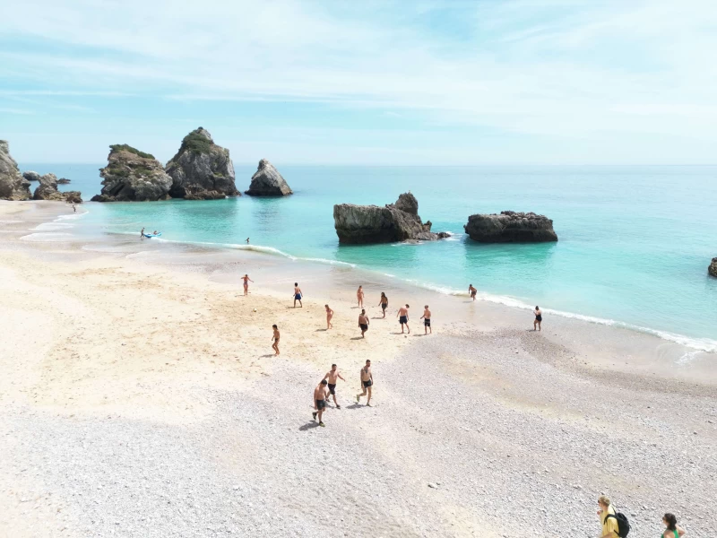 Surfcamp am Strand von Lissabon: Gemeinschaft und einzigartige Vibes