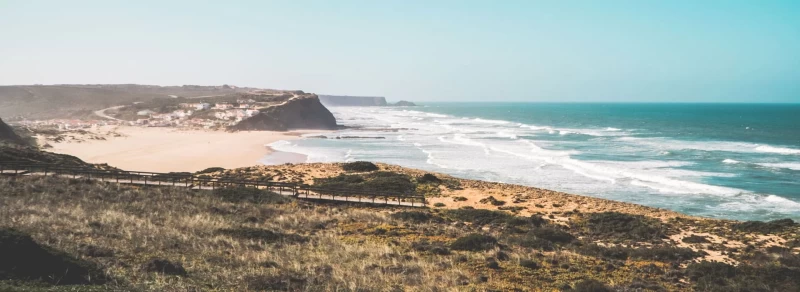 Für 18 - 24 Personen: Surfhaus mit Pool und Meerblick an der Algarve