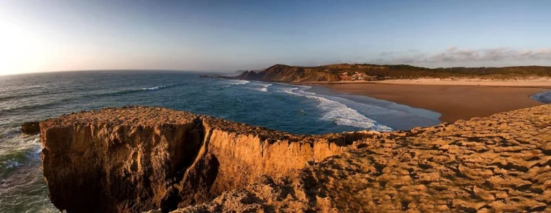 Surfcamp an der Algarve: Entspannte Atmosphäre &  jede Menge Spaß