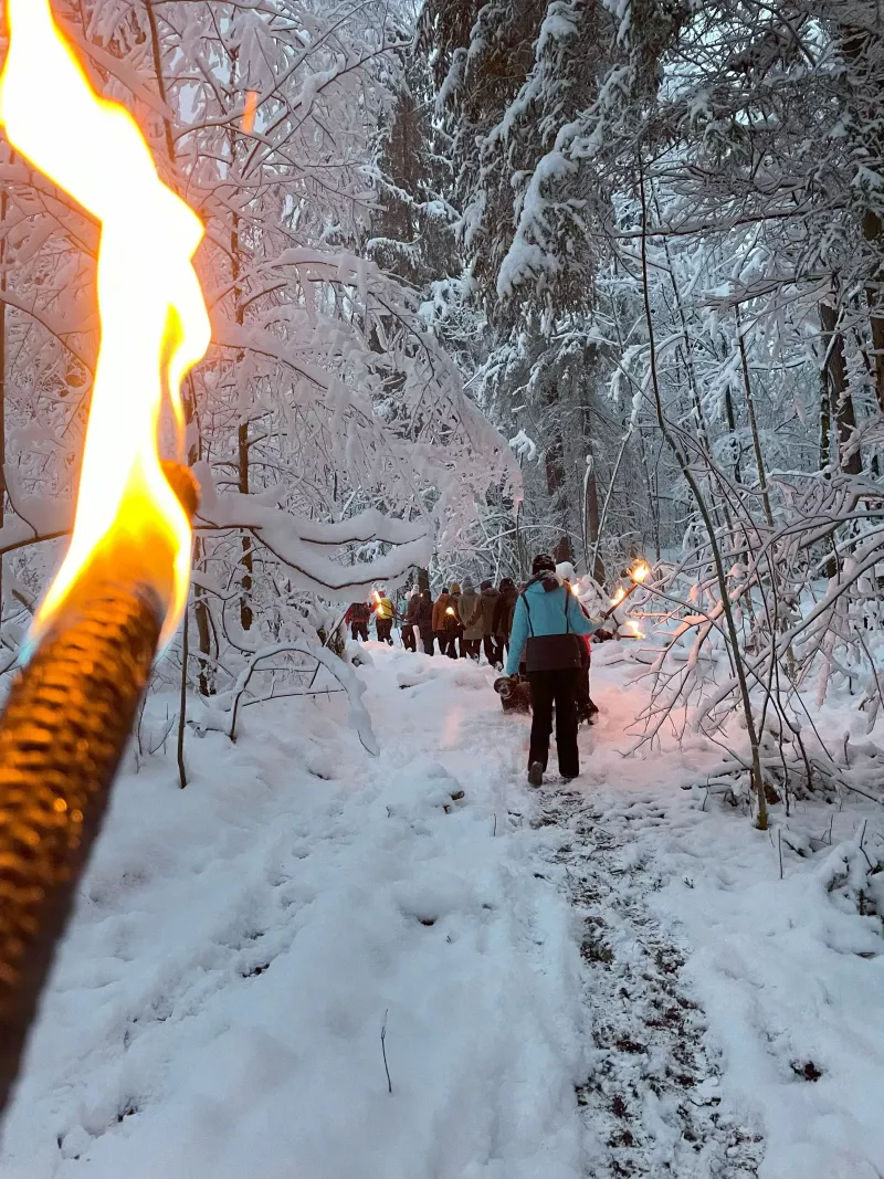 Yogilates und Schneeschuhwandern im Winterparadies Chiemgau