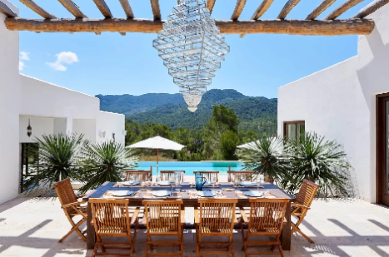 Sonne & Energie tanken: Yoga-Retreat in luxuriöser Villa auf Ibiza