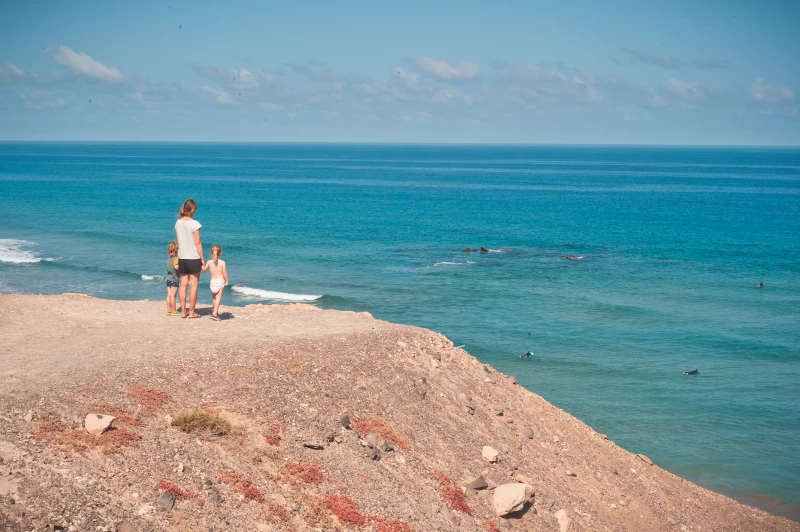 Familien Surfcamp mit Kinderbetreuung am Strand auf Fuerteventura