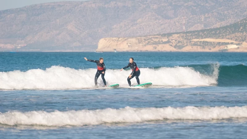 Über den Wellen von Aourir: Surfcamp mit 180°-Meerblick