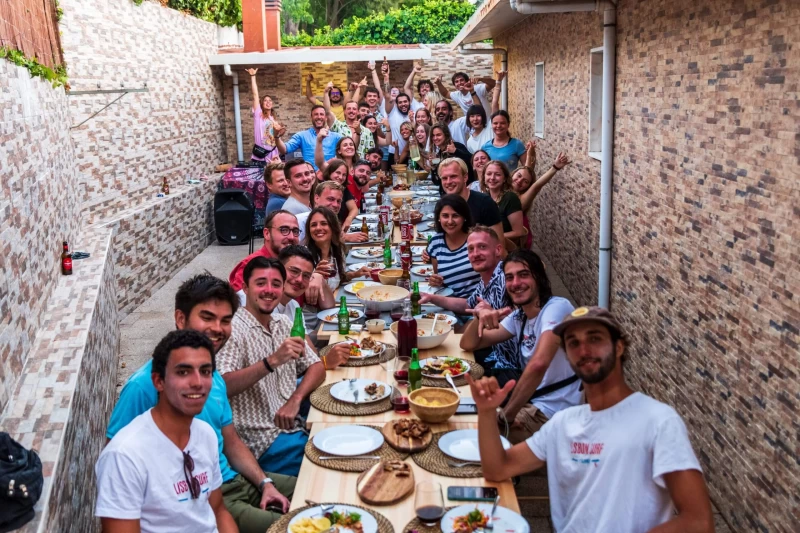 Surfcamp am Strand vor Lissabon: Surfen, Feiern & Gemeinschaft