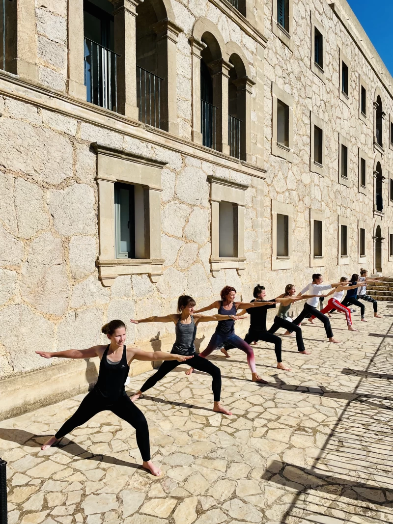Yoga und Meditation in einem alten Kloster auf Mallorca