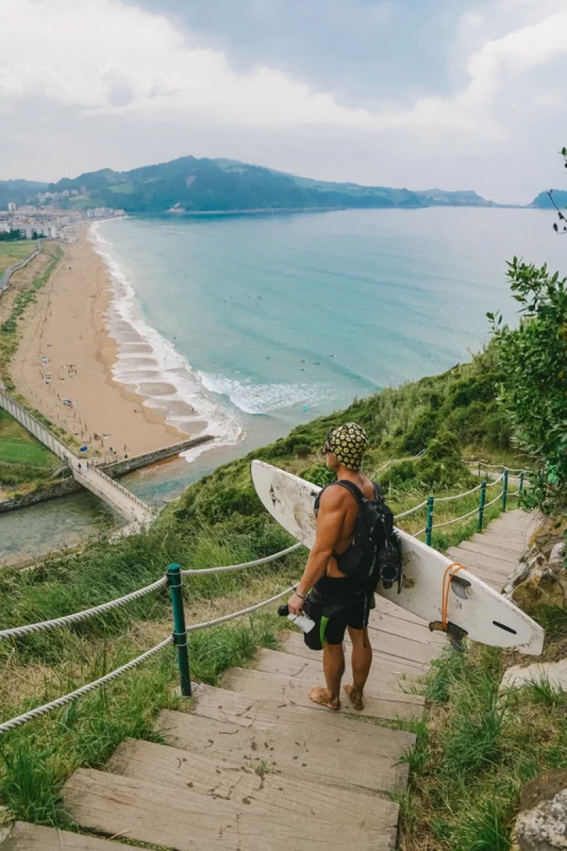 Surfcamp nahe Zarautz: Surfen & Yoga am Tag - Party in der Nacht