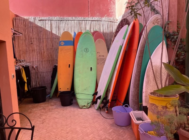 Girls-Only Surf-Retreat: Gemeinsame Erlebnisse am Meer