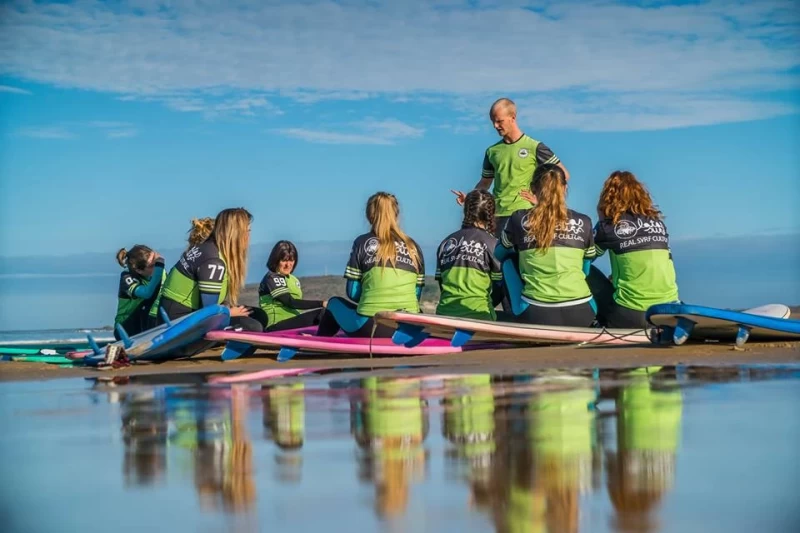 Surfhaus mit Skate Rampe und Volleyballfeld für bis zu 86 Personen