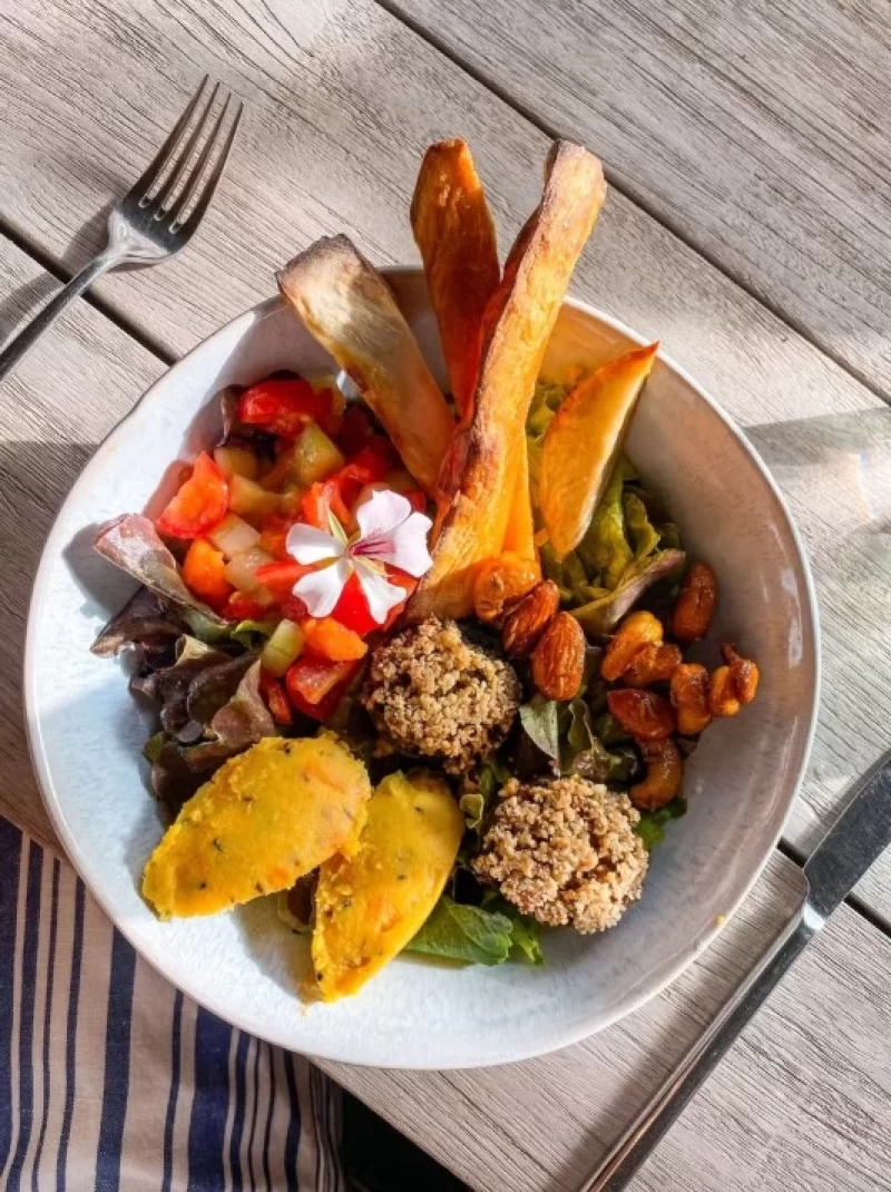 Kraftvoll entspannen: Yoga und Wandern in der Masca-Schlucht