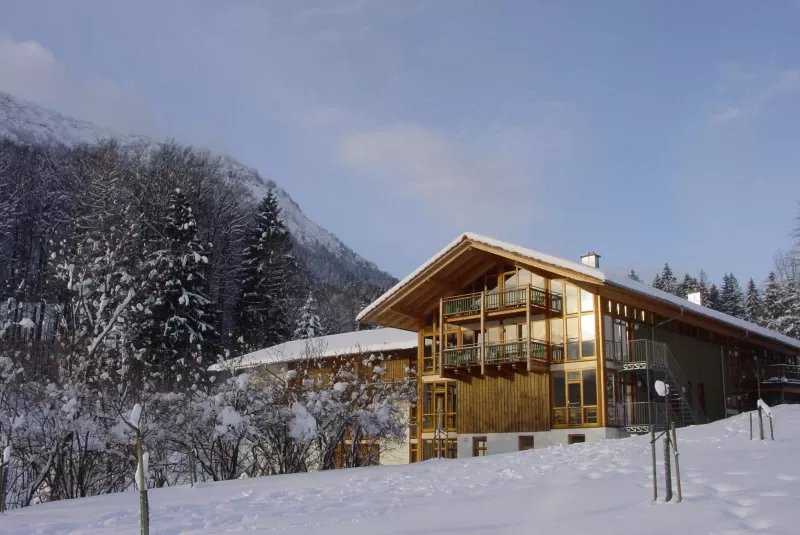 Yogilates und Schneeschuhwandern im Winterparadies Chiemgau